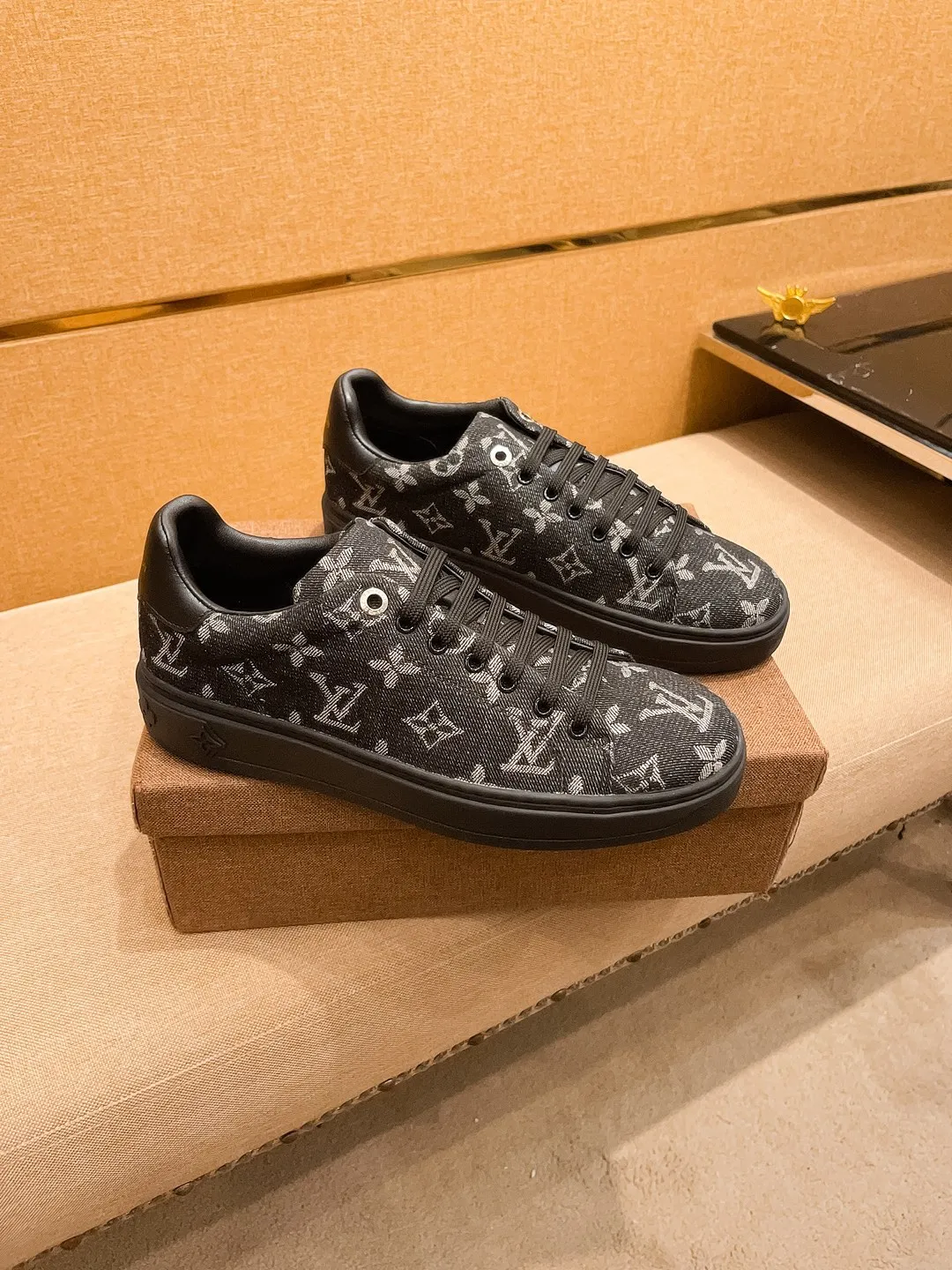 Men's shoes 💰 380💰【 LV 】🔥 Louis Vuitton high-end men's shoes brand official website 1:1 latest masterpiece: the upper is made of first-layer cowhide imported from Italy with a comfortable and breathable lining➕original non-slip and wear-resistant outsole🔥, making walking more convenient and comfortable! An exclusive new model, a stunning work, a beautiful 1:1 replica [color] compared to the official quality! Create a fashionable personality to set off your uniqueness! A must-have for trendy men! Classic 🔥 Size: 38-44 Color: 🔥 2⃣️ colors available 🔥.